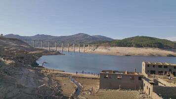 Aceredo Geist Dorf taucht auf von geknackt Erde, Dürre im Galicien Antenne Aussicht video