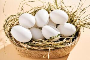 mimbre cesta con granja natural blanco huevos. foto