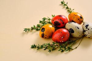 Pascua de Resurrección composición de codorniz huevos y césped en un beige antecedentes. foto