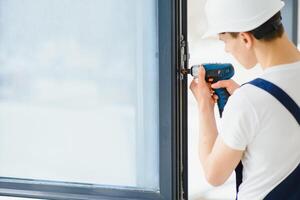 masculino industrial constructor trabajador a ventana instalación en edificio construcción sitio foto