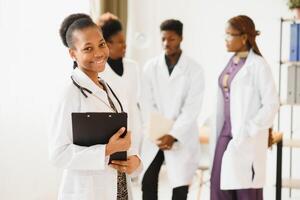 grupo de profesionales médico trabajadores trabajando juntos. foto