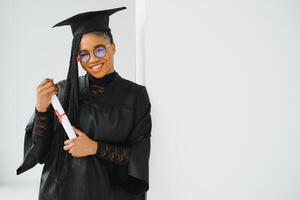 un bonito africano americano mujer graduado foto