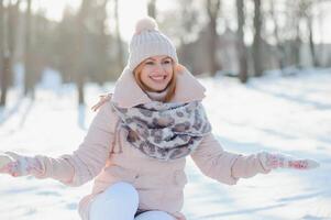 hermosa sonriente mujer invierno retrato foto