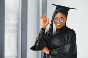 un bonito africano americano mujer graduado foto