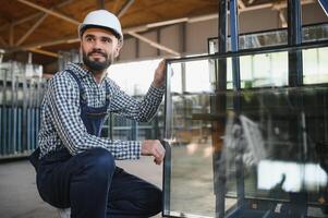 retrato de trabajador bata trabajando con cloruro de polivinilo ventana a fábrica foto