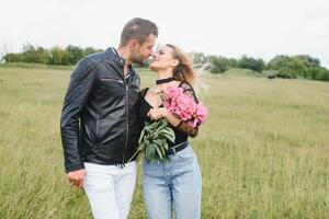 contento Pareja en amor a puesta de sol y sonriente foto