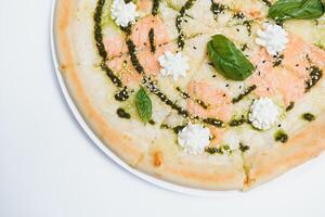 ahumado salmón Pizza aislado en blanco antecedentes - italiano comida estilo foto