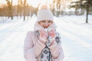 Hermoso retrato de invierno de mujer joven en el paisaje nevado de invierno foto