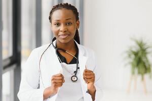 retrato de africano hembra médico a lugar de trabajo. foto