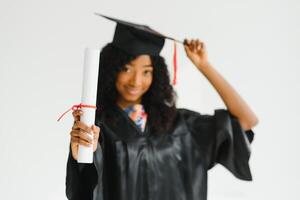 Alegre estudiante de posgrado afroamericano con diploma en la mano foto