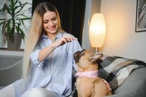 joven mujer con su linda perro a hogar. encantador mascota foto