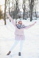 Hermoso retrato de invierno de mujer joven en el paisaje nevado de invierno foto