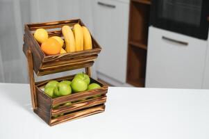 hecho a mano Kraft caja con frutas y vegetales en cocina antecedentes. foto