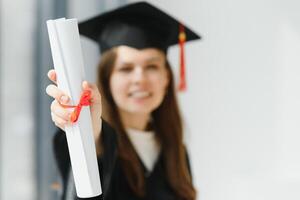 graduación estudiante en pie con diploma foto