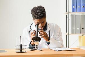 retrato de joven afroamericano hombre trabajando en laboratorio preparando prueba muestras para investigación, Copiar espacio. foto