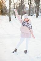 hermosa sonriente mujer invierno retrato foto