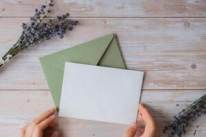 vacío blanco sobre papel tarjeta Nota modelo burlarse de arriba. Copiar espacio para tu texto. lavanda flor. saludo o invitación tarjeta blanco con sobre. parte superior vista, plano laico foto