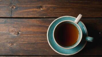 ai generado un taza de té en un de madera mesa foto
