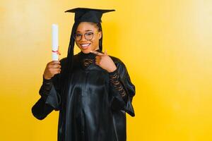 Alegre estudiante de posgrado afroamericano con diploma en la mano foto