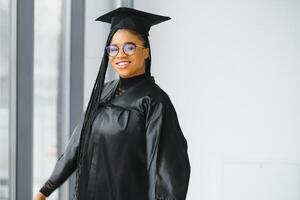 un bonito africano americano mujer graduado foto