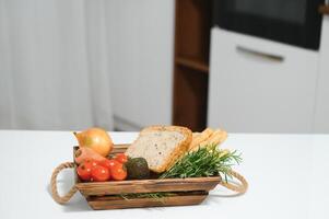 hecho a mano Kraft caja con frutas y vegetales y un pan desde el cocina foto