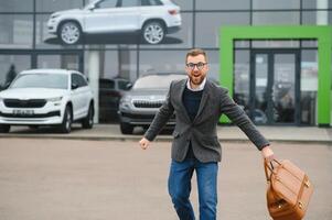 hombre dispuesto cliente masculino comprador cliente en traje escoger auto a Vamos Mira aparte querer comprar nuevo automóvil en coche sala de exposición vehículo salón concesión Tienda motor espectáculo interior ventas concepto foto