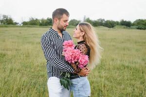 contento Pareja en amor a puesta de sol y sonriente foto