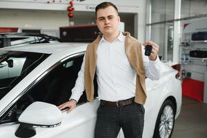 joven hombre con el llaves a el coche. foto