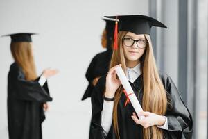 mujer retrato en su graduación día. universidad. educación, graduación y personas concepto. foto