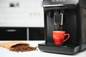 moderno Café exprés café máquina con un taza en cocina foto
