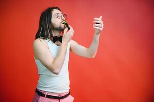 gay hombre en un de colores antecedentes en el estudio. el concepto de el lgbtq comunidad. igualdad. foto