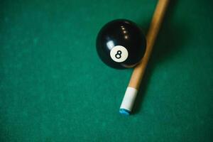 negro pelota Disparo en snooker juego. foto