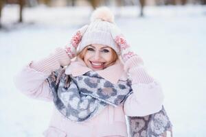 hermosa sonriente mujer invierno retrato foto