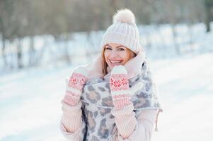 Hermoso retrato de invierno de mujer joven en el paisaje nevado de invierno foto