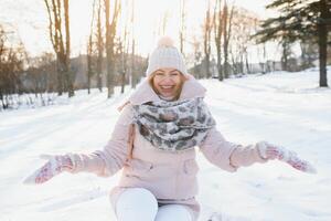 Hermoso retrato de invierno de mujer joven en el paisaje nevado de invierno foto