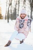 Hermoso retrato de invierno de mujer joven en el paisaje nevado de invierno foto