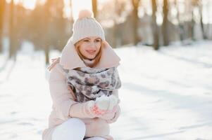 Hermoso retrato de invierno de mujer joven en el paisaje nevado de invierno foto