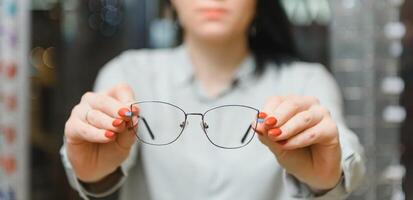 de cerca de optometrista, óptico dando lentes a intentar. foto