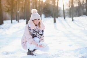 Hermoso retrato de invierno de mujer joven en el paisaje nevado de invierno foto