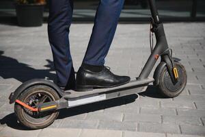 joven africano empresario montando un eléctrico scooter foto