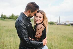 contento Pareja en amor a puesta de sol y sonriente foto