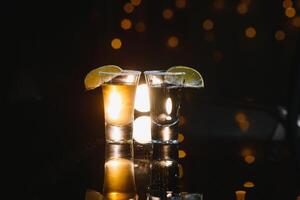 mexicano tequila con Lima y sal en rústico madera antecedentes. espacio para texto. concepto lujo beber. alcohólico bebida concepto. foto