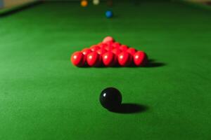 snooker pelotas conjunto en un verde mesa foto