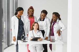 grupo de joven africano médico trabajadores en blanco antecedentes. foto