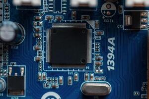 chip en un azul tarjeta madre. computadora hardware y procesador foto