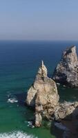 verticaal video van ursa strand in sintra Portugal antenne visie