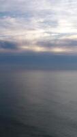 Vertikale Video von tolle Meer Strand beim Sonnenuntergang