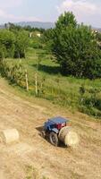 verticale video di trattore Lavorando nel agricoltura aereo Visualizza