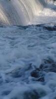 Vertikale Video von Fluss Wasserfall Antenne Aussicht
