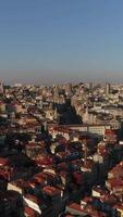 verticaal video de verbazingwekkend stad van porto in Portugal antenne visie